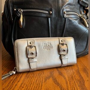 Coach VNTG Silver Metalic Leather Women's Wallet with silver buckle detail. GVC